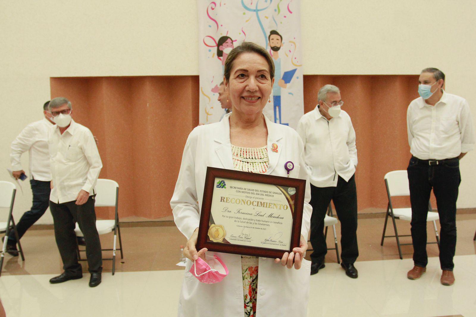 $!Reconocen la trayectoria y labor de 19 médicas y médicos sinaloenses en su día
