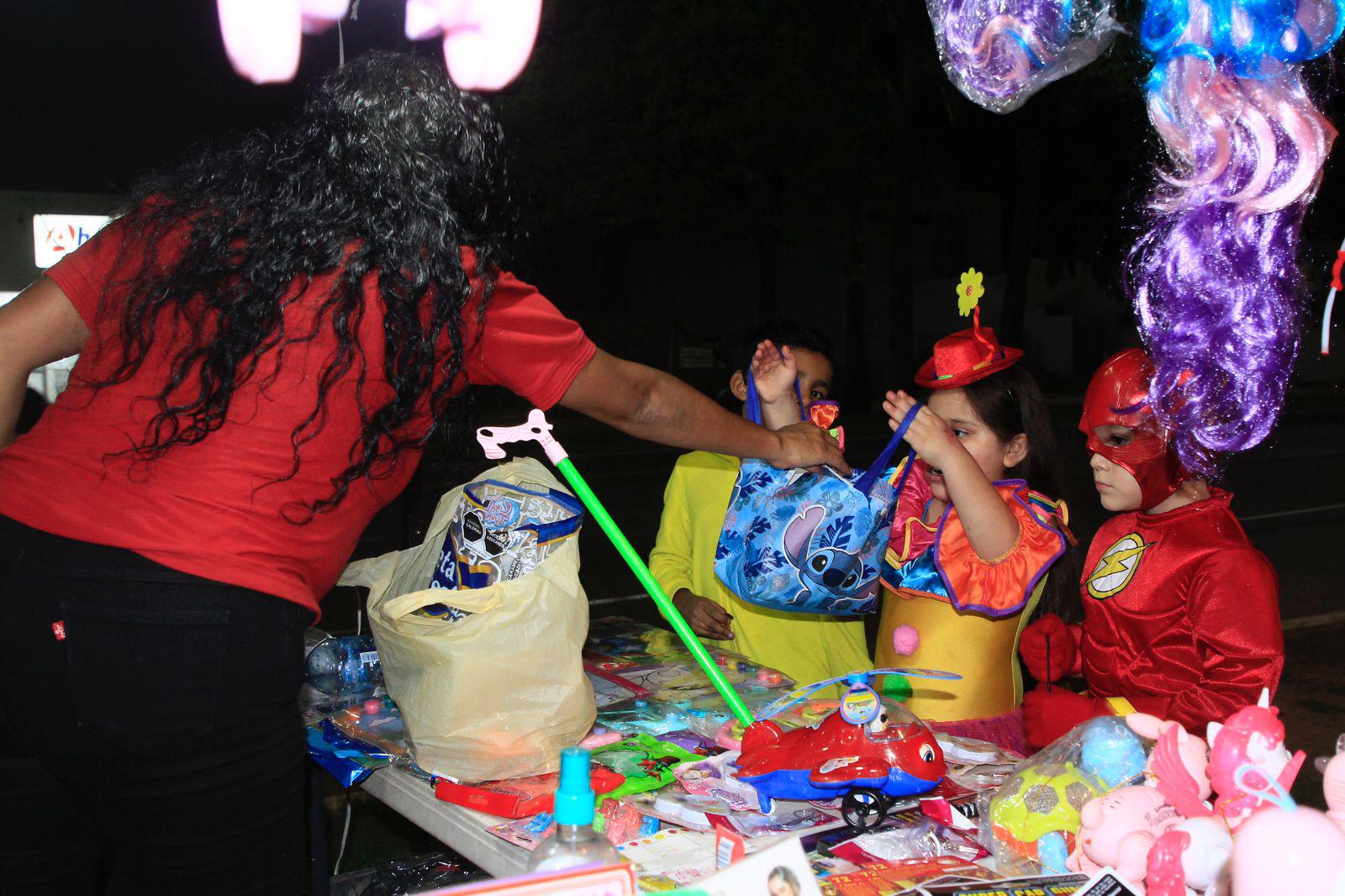 $!#Galería | Salen familias de Culiacán a celebrar la noche de Halloween en avenidas vigiladas