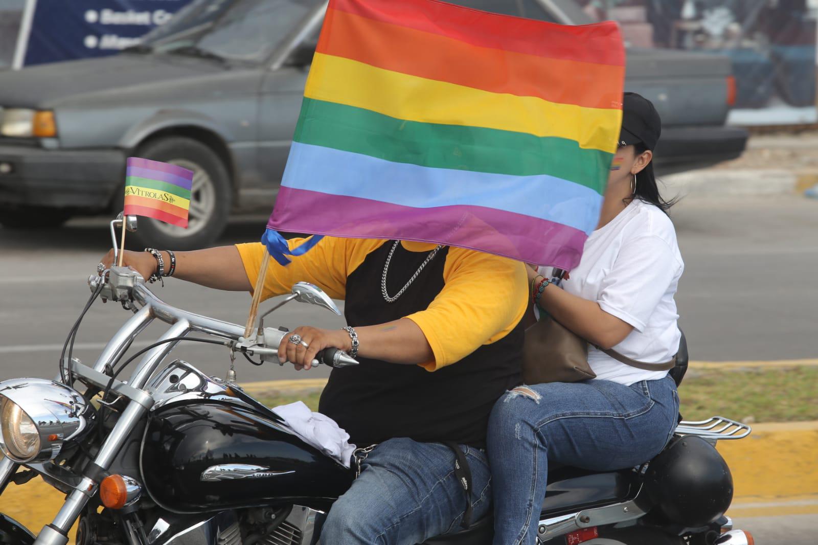 $!En Mazatlán el malecón se vuelve un abanico multicolor con marcha de la diversidad sexual; coronan a Ninel Conde como su Reina