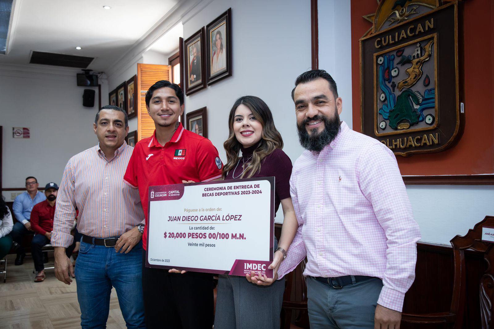 $!Ayuntamiento entrega Becas Deportivas Culiacán para atletas y entrenadores