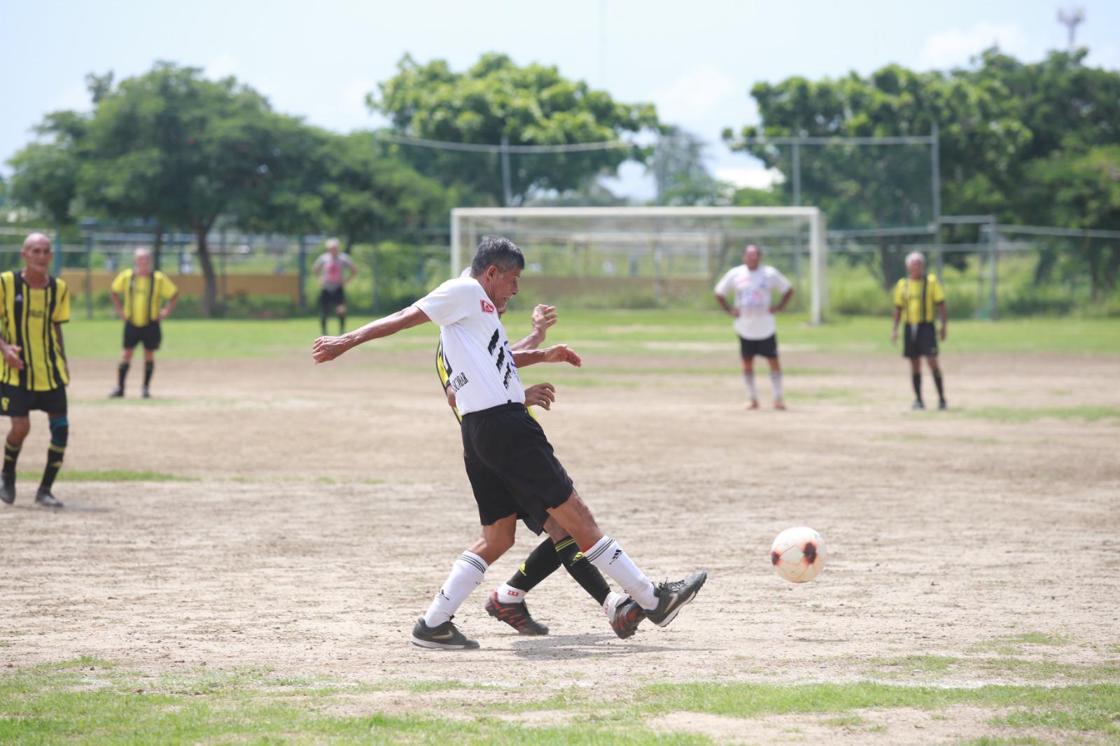 $!Servigrúas levanta la Copa en Veteranos Platino, en Muralla
