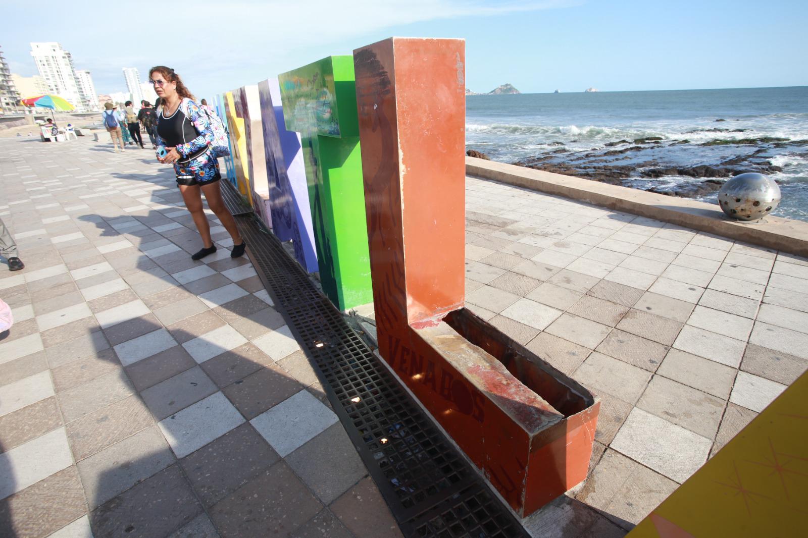 $!Letras de Mazatlán en el malecón lucen con deterioro