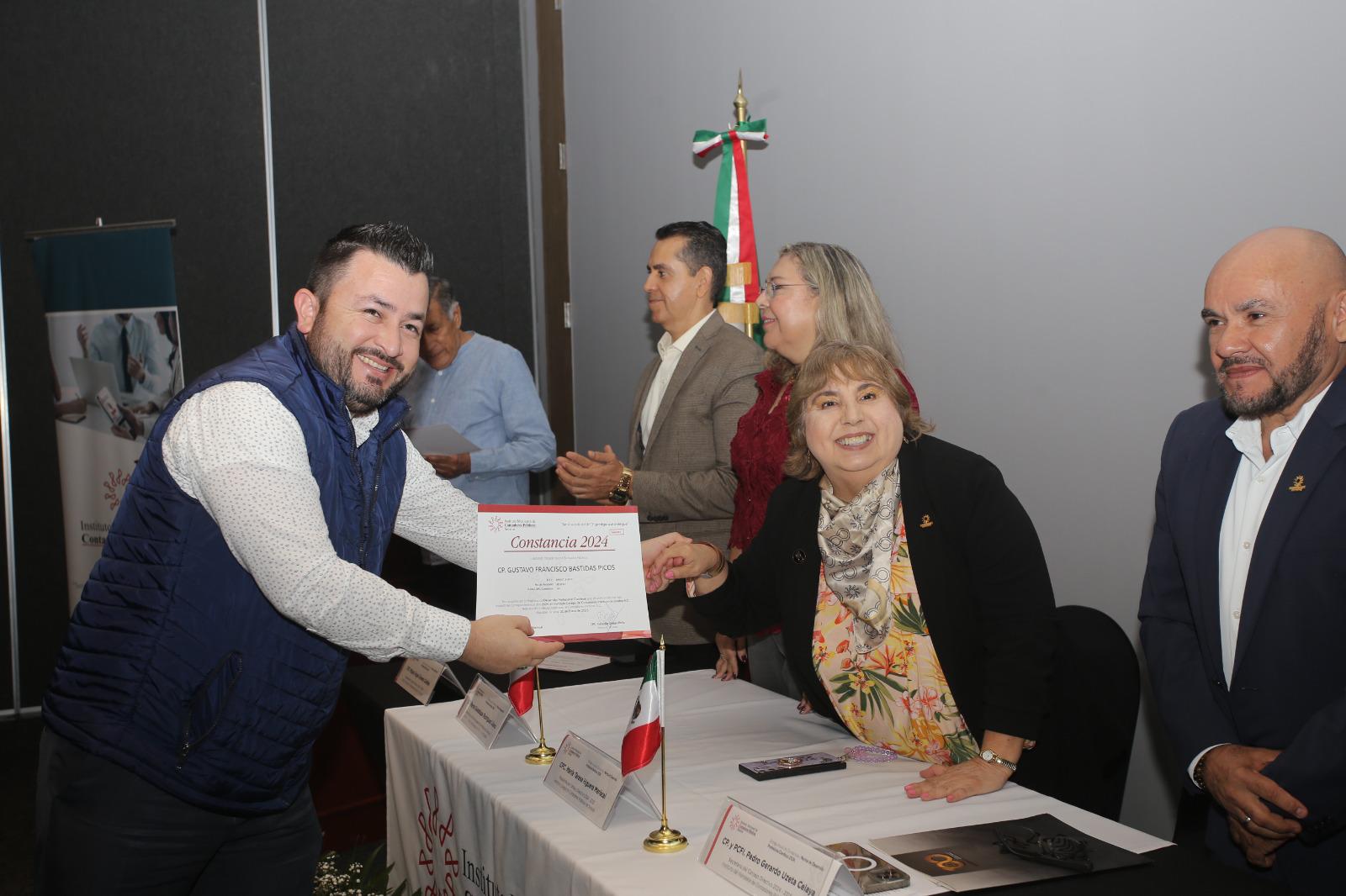 $!Reciben contadores de Mazatlán constancia anual de Desarrollo Profesional Continuo