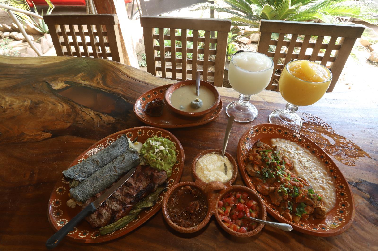 $!Arrachera con guacamole, acompañada de unos burros prietos rellenos de rajas de poblano en crema y sopa de ombligo que consta de frijoles caldudos con granos de nixtamal machacado y pequeños ombliguitos de masa.