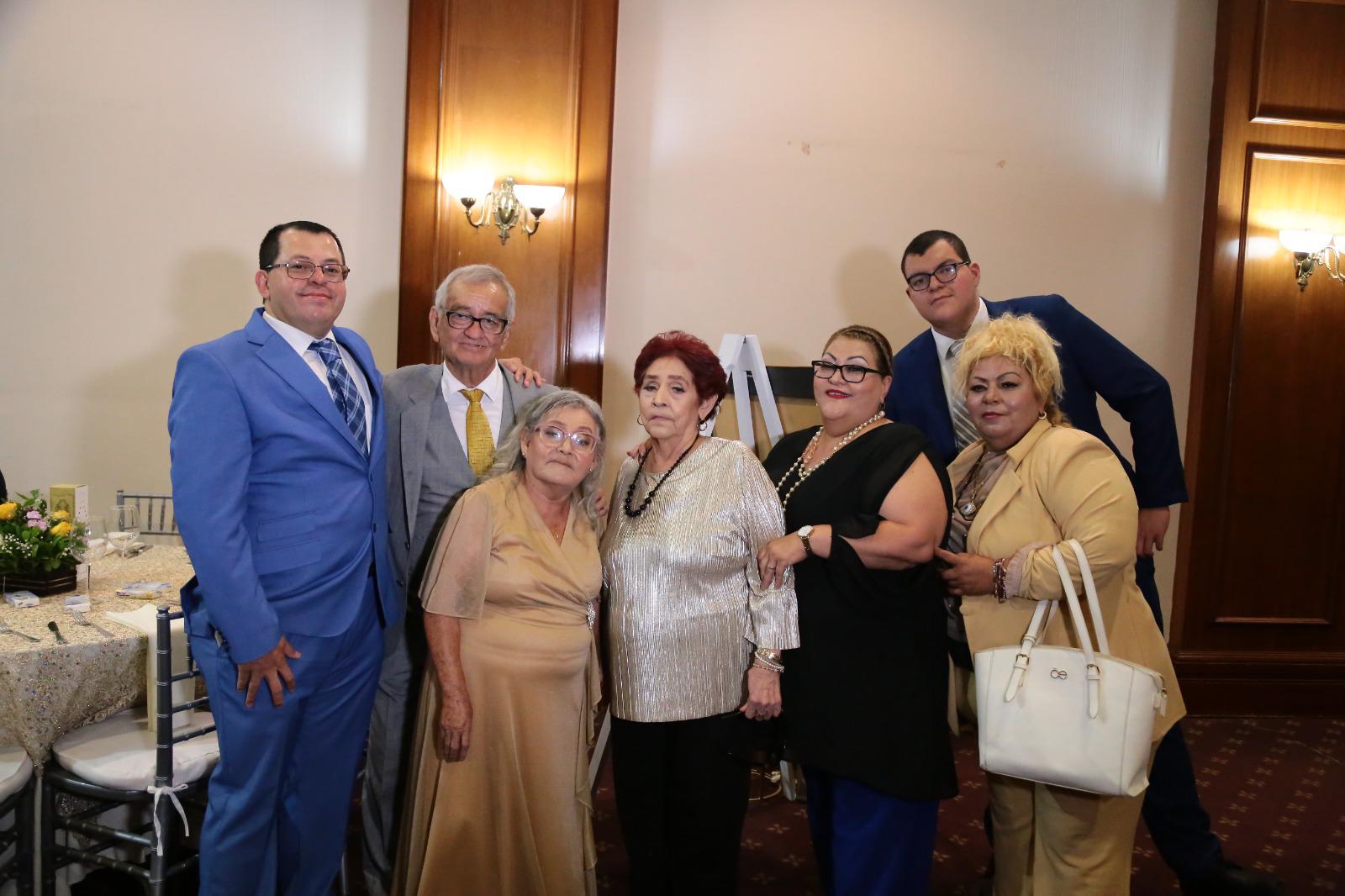 $!Con José Alfredo Beltrán, Amelia Estrada, Alba Guadalupe y Rosa María Beltrán Estrada y Luis Alfredo Beltrán.