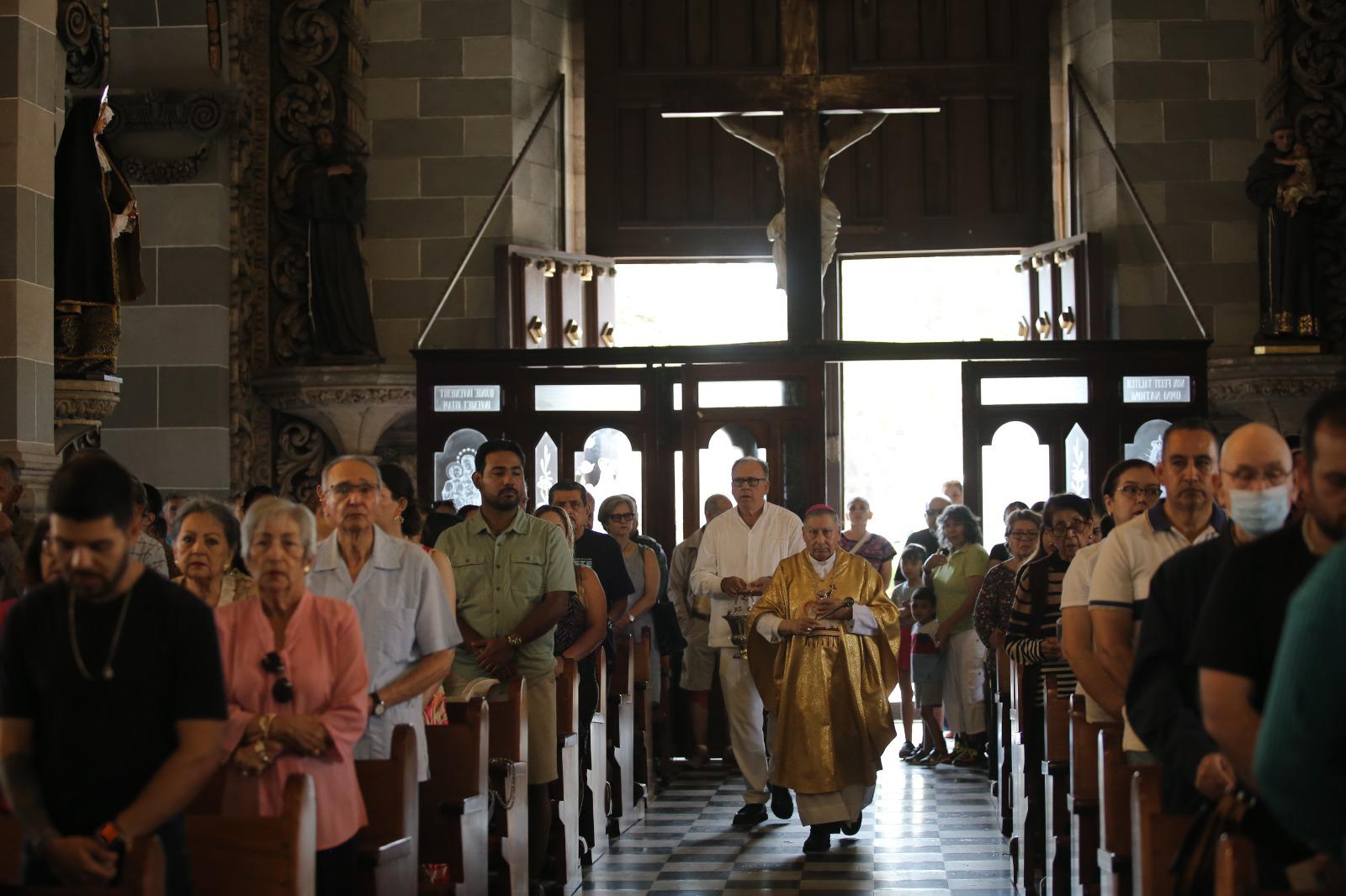$!Pide reflexión y agradecimiento a Dios Obispo de Mazatlán en Domingo de Resurrección