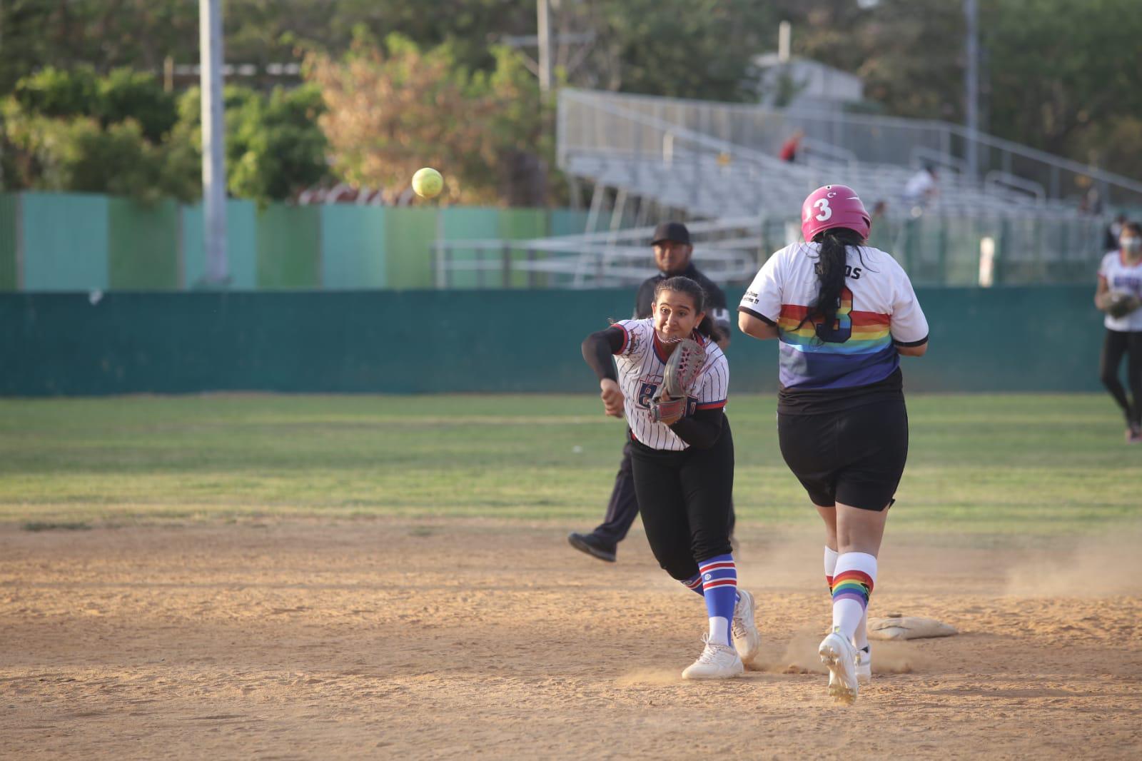 $!Chicas Bird se instala en la final de Softbol Municipal, en Mazatlán