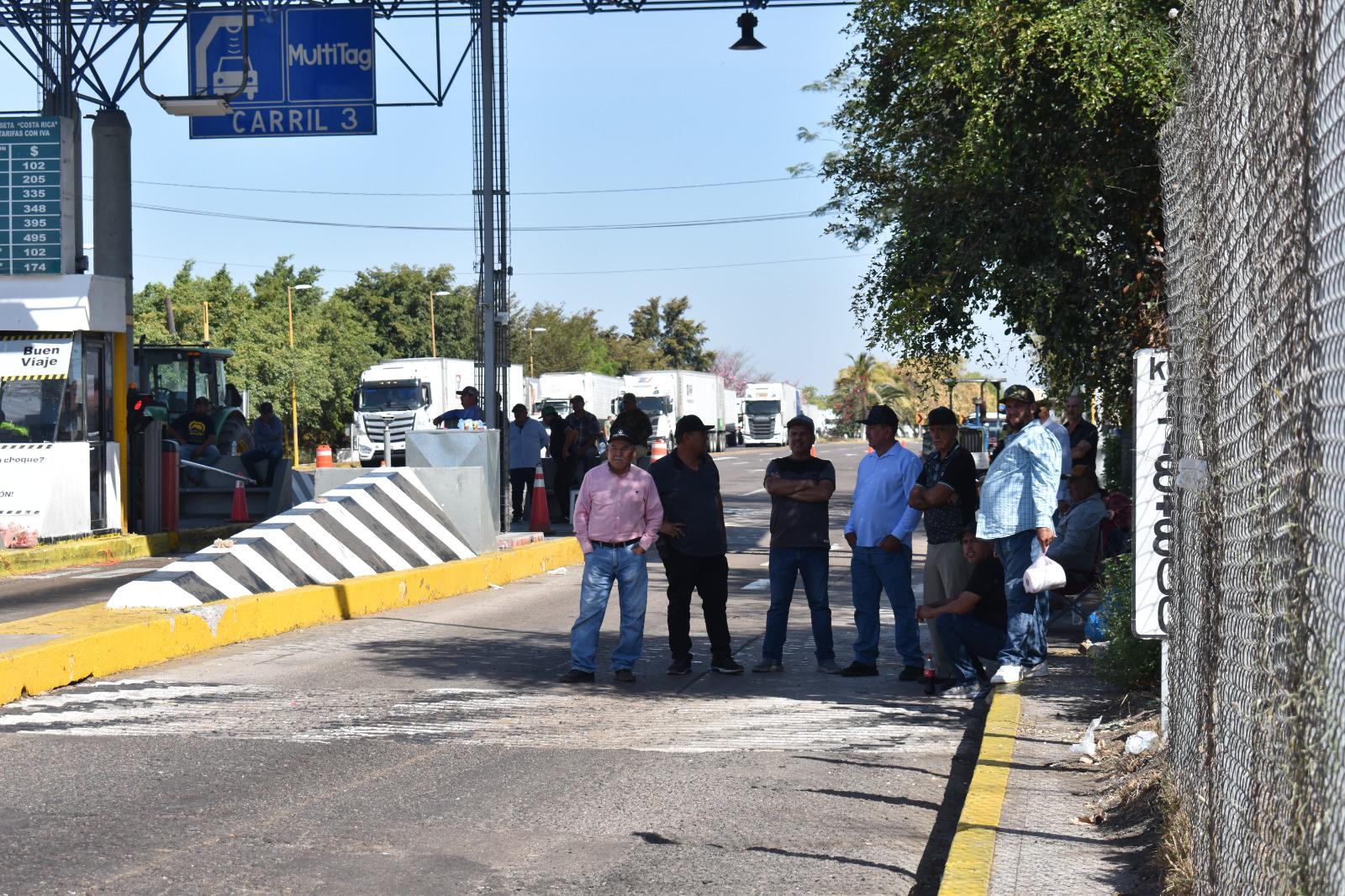 $!Maiceros restringen paso por caseta de Costa Rica en señal de protesta por el precio de comercialización