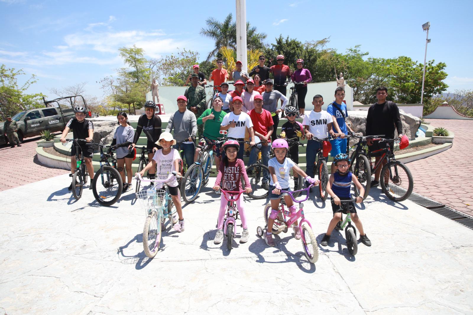 $!Recorren ciclistas instalaciones de Tercera Región Militar