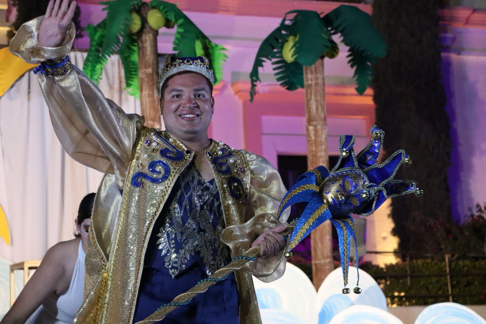 $!Coronan a Jasive I, Alejandra I y Manuel I, como reyes del Carnaval de Rosario 2025