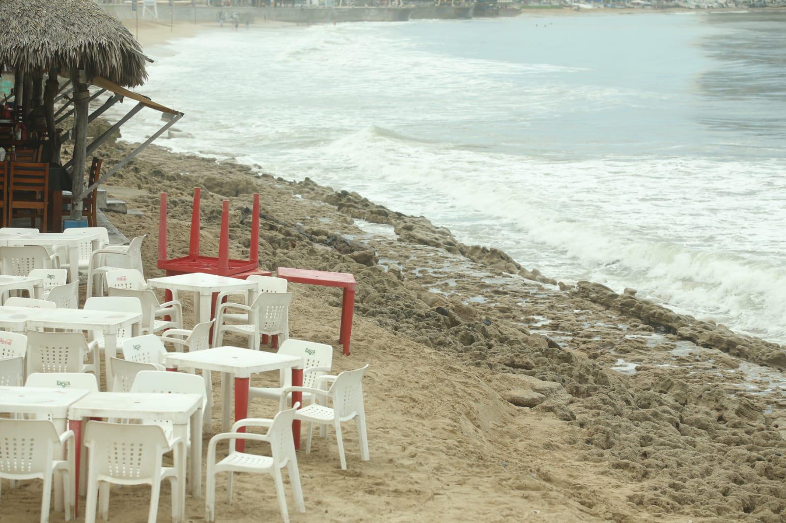 $!El fuerte oleaje se ‘come’ playas en Mazatlán