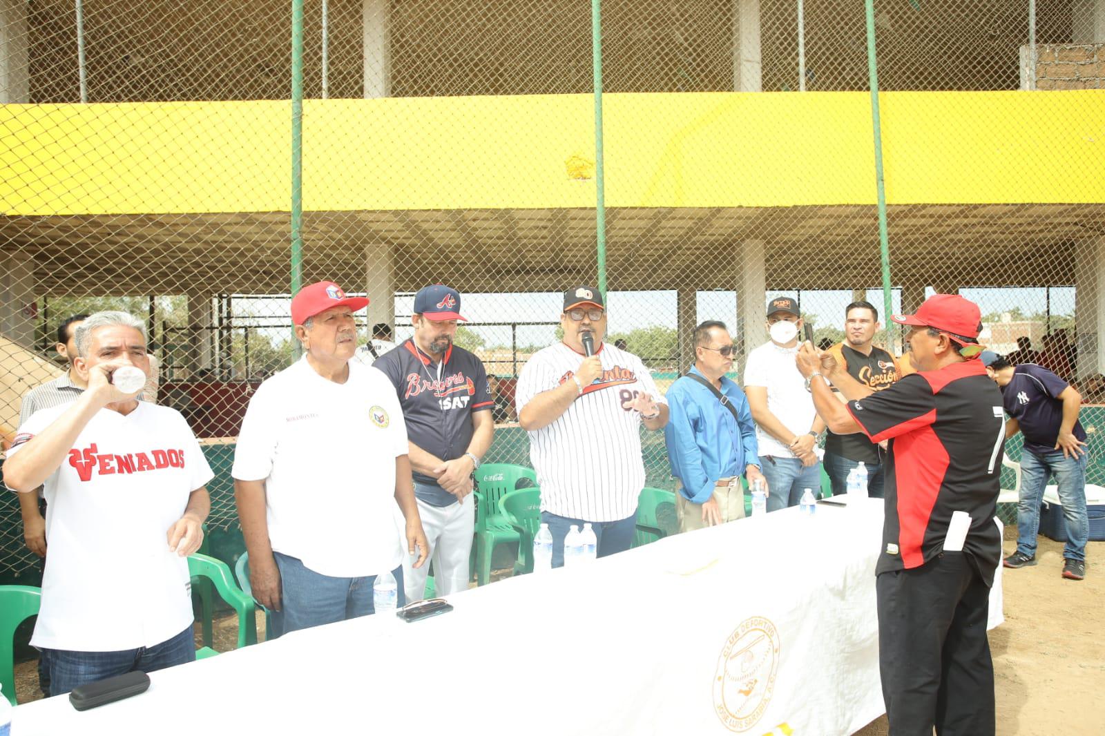 $!¡Batazo de cuatro esquinas! Realizan cuádruple homenaje en inauguración de Liga de Beisbol Burócrata Federal