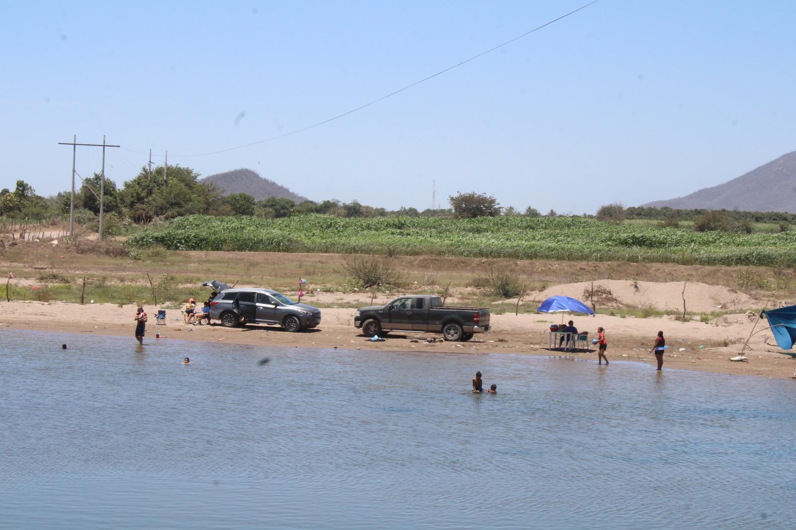 $!Familias mitigan el calor y disfrutan del esparcimiento en el río Baluarte de Rosario