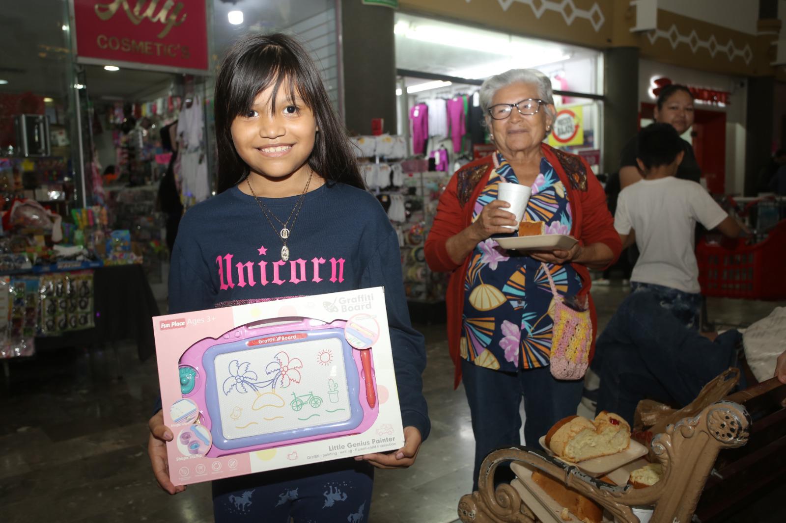 $!Alexa Valentina Madero Cancino con su regalo.