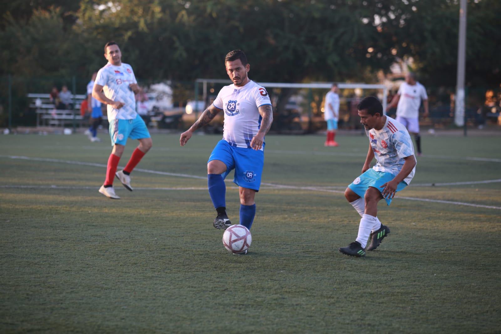 $!Servigrúas-Sonido Zeuss golea a Urías en Futbol Superveteranos