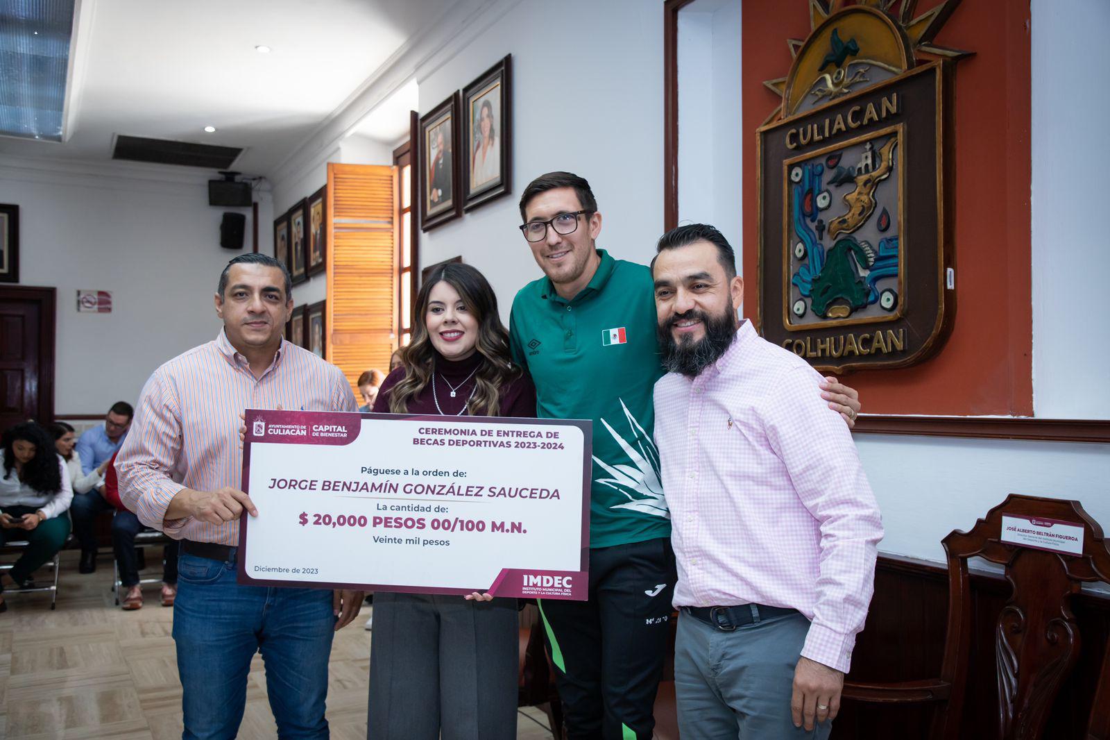$!Ayuntamiento entrega Becas Deportivas Culiacán para atletas y entrenadores