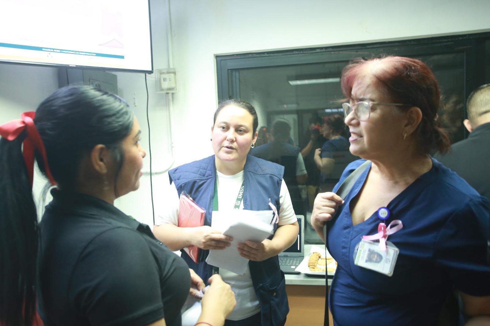 $!Los trabajadores de Datemex comparten sus dudas con las expositoras.