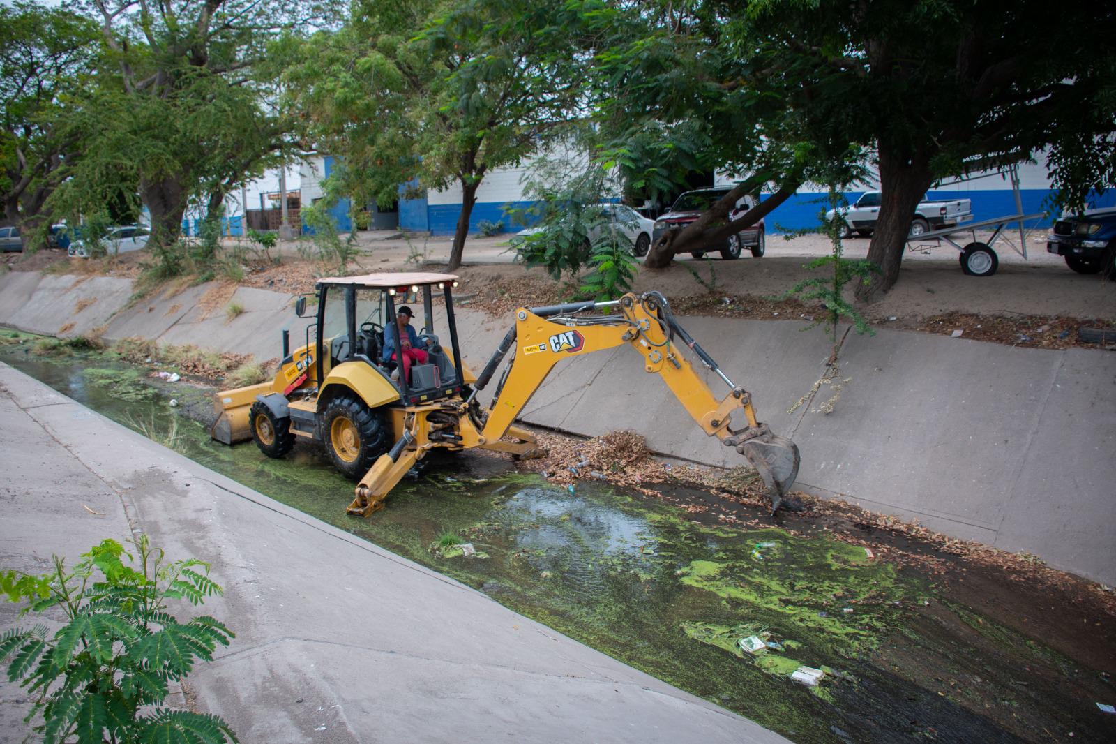 $!Refuerzan limpieza y desazolve en arroyos y canales de Culiacán ante temporada de lluvias
