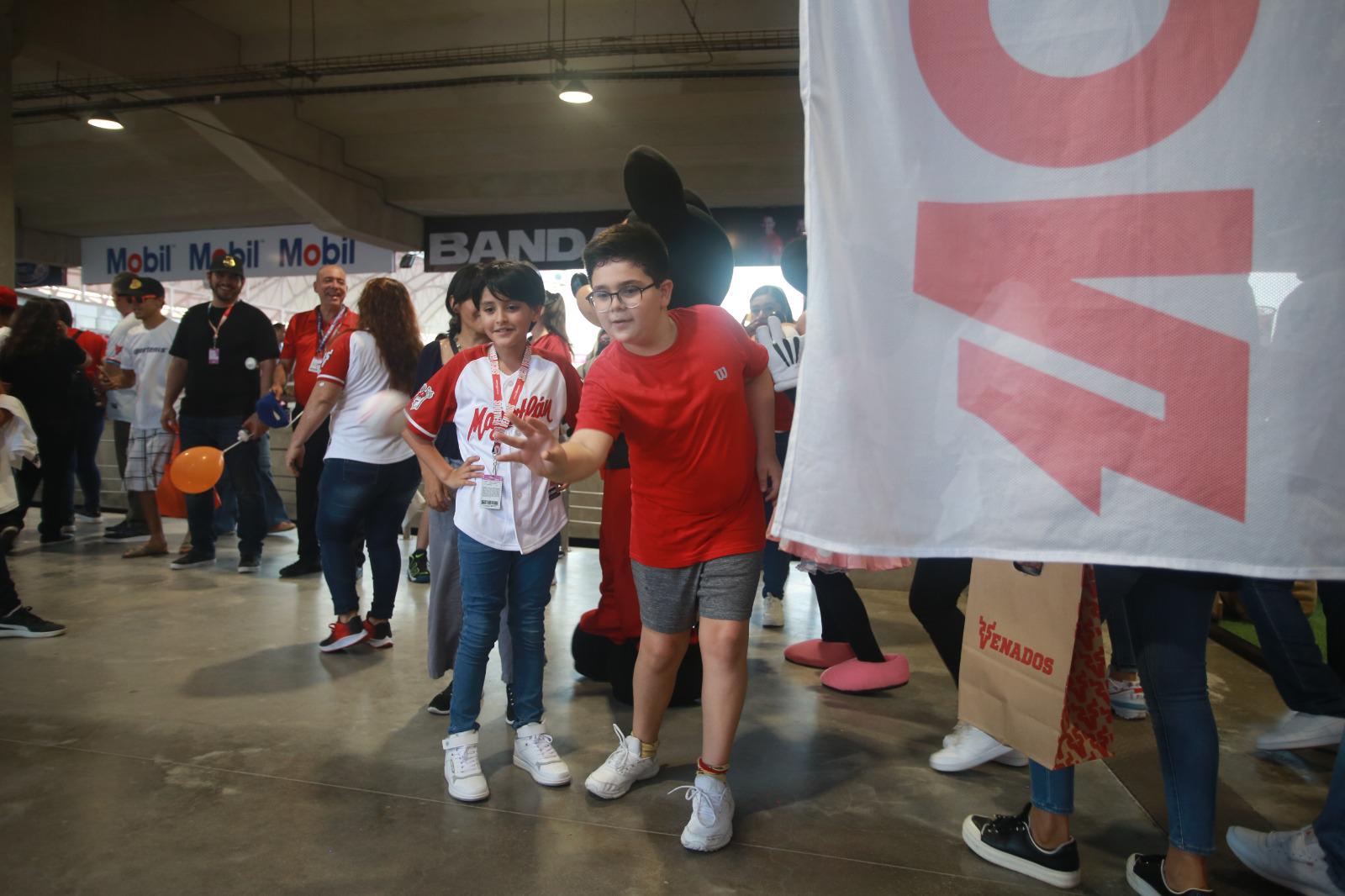 $!Chicos y grandes disfrutaron de la activación que realizó Datemex en la inauguración de la Liga Mexicana del Pacífico en el estadio.