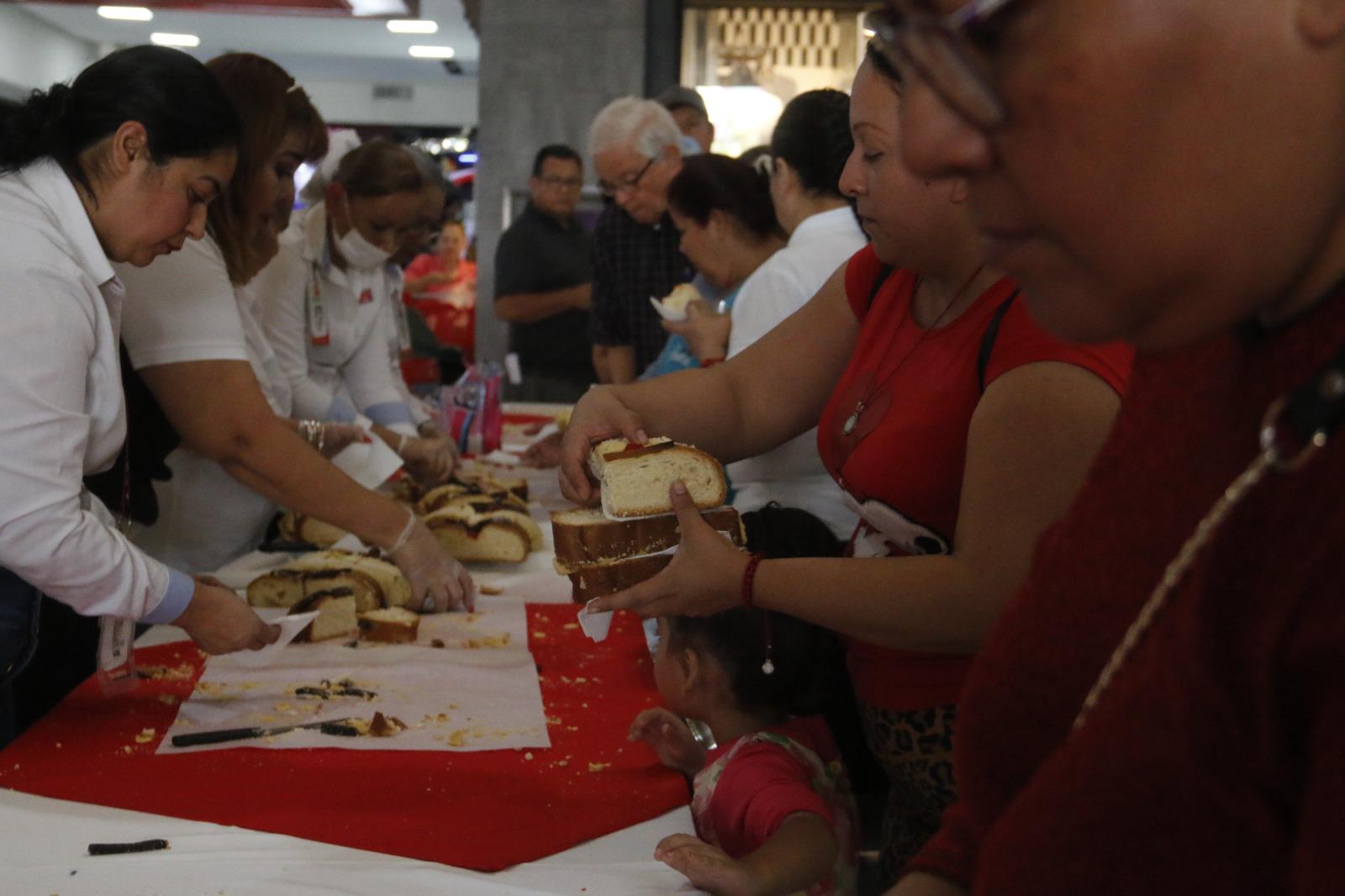 $!Celebra Casa Ley día de Reyes Magos compartiendo rosca de 48 metros con sus clientes