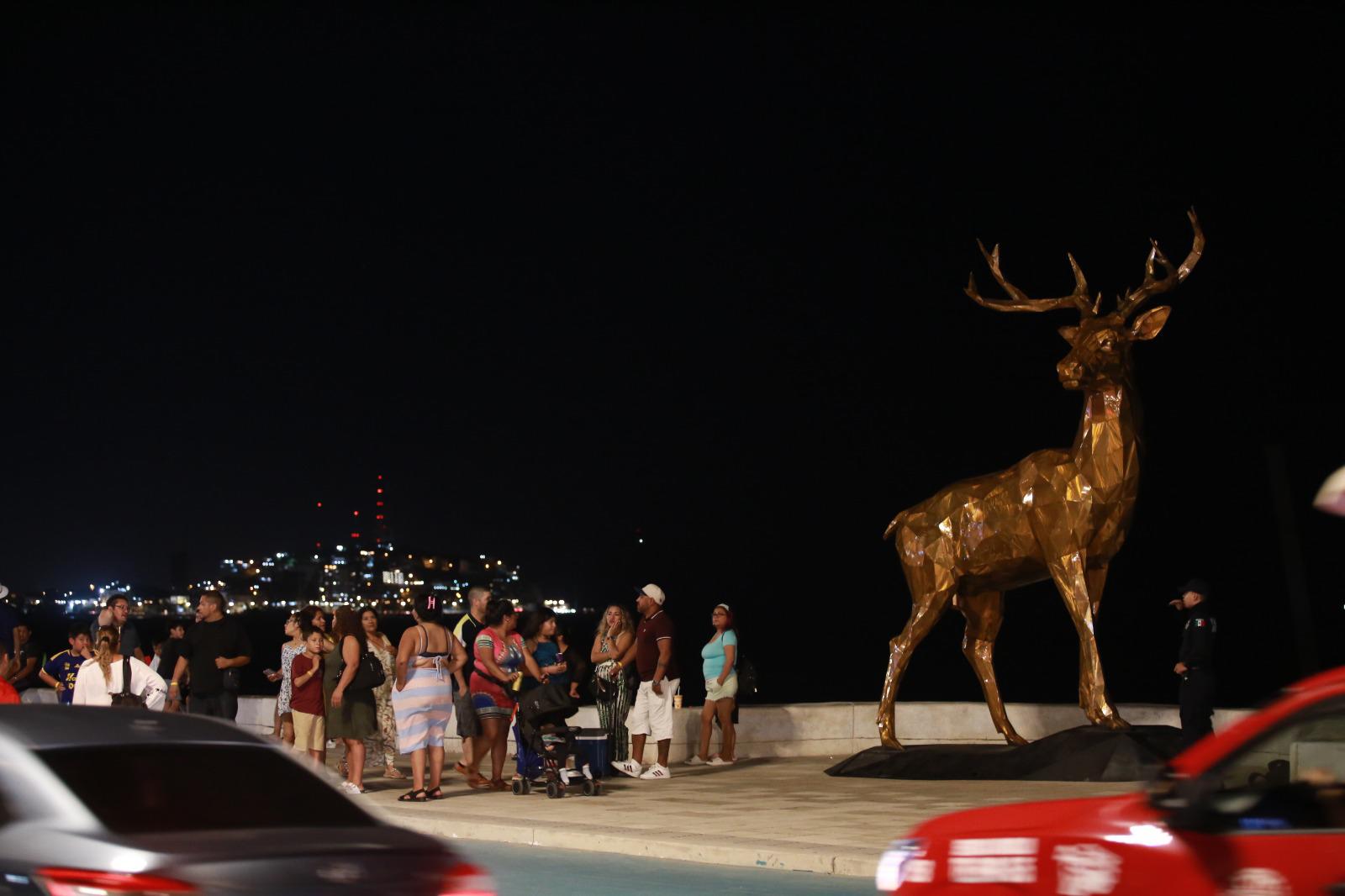 $!Luce el malecón de Mazatlán con una escultura gigante de un venado
