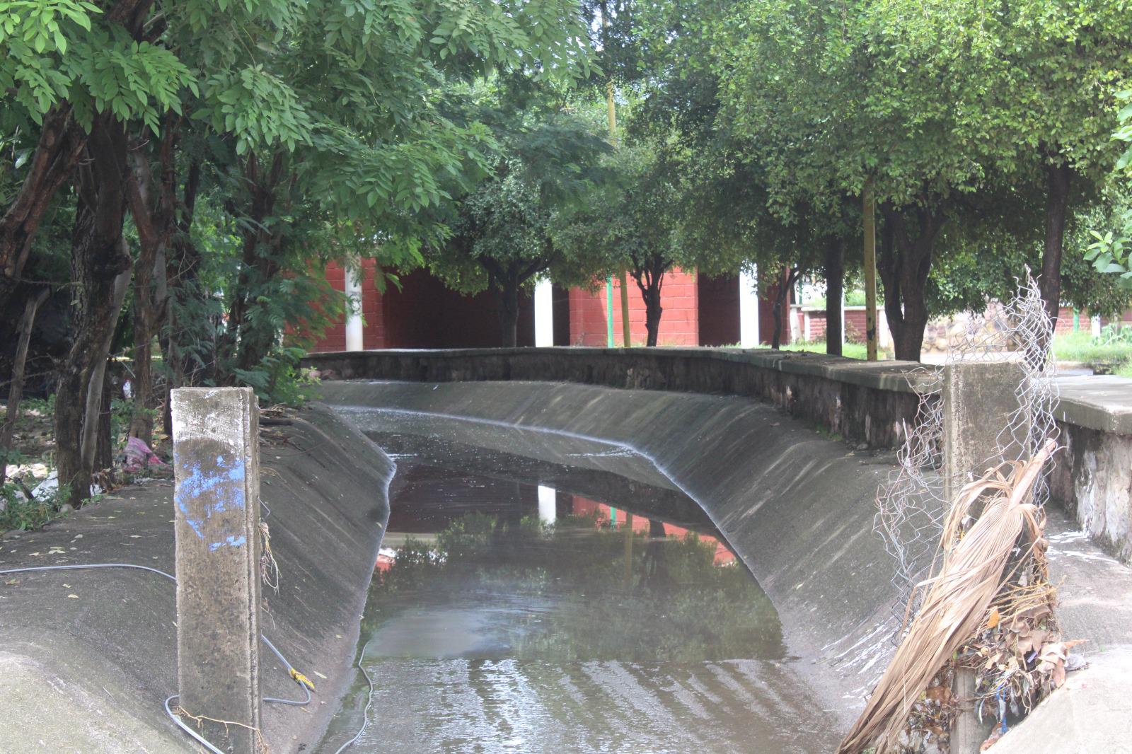 $!Vecinos de Rosario urgen a autoridades a desfogar la Laguna del Iguanero ante el temor de inundación