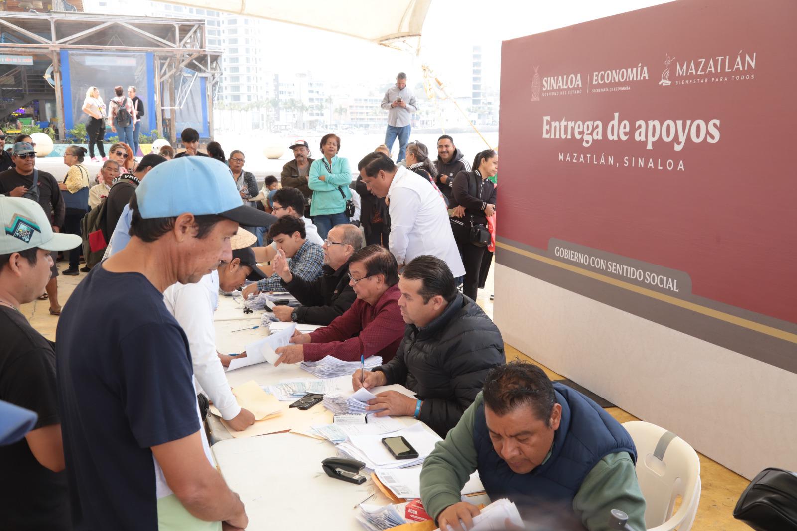 $!Reciben 400 vendedores ambulantes y pequeños comercios apoyos económicos y 120 créditos