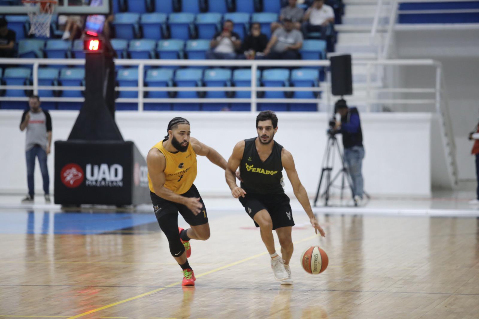 $!Caballeros de Culiacán resiste embate final de Venados Basketball en el puerto
