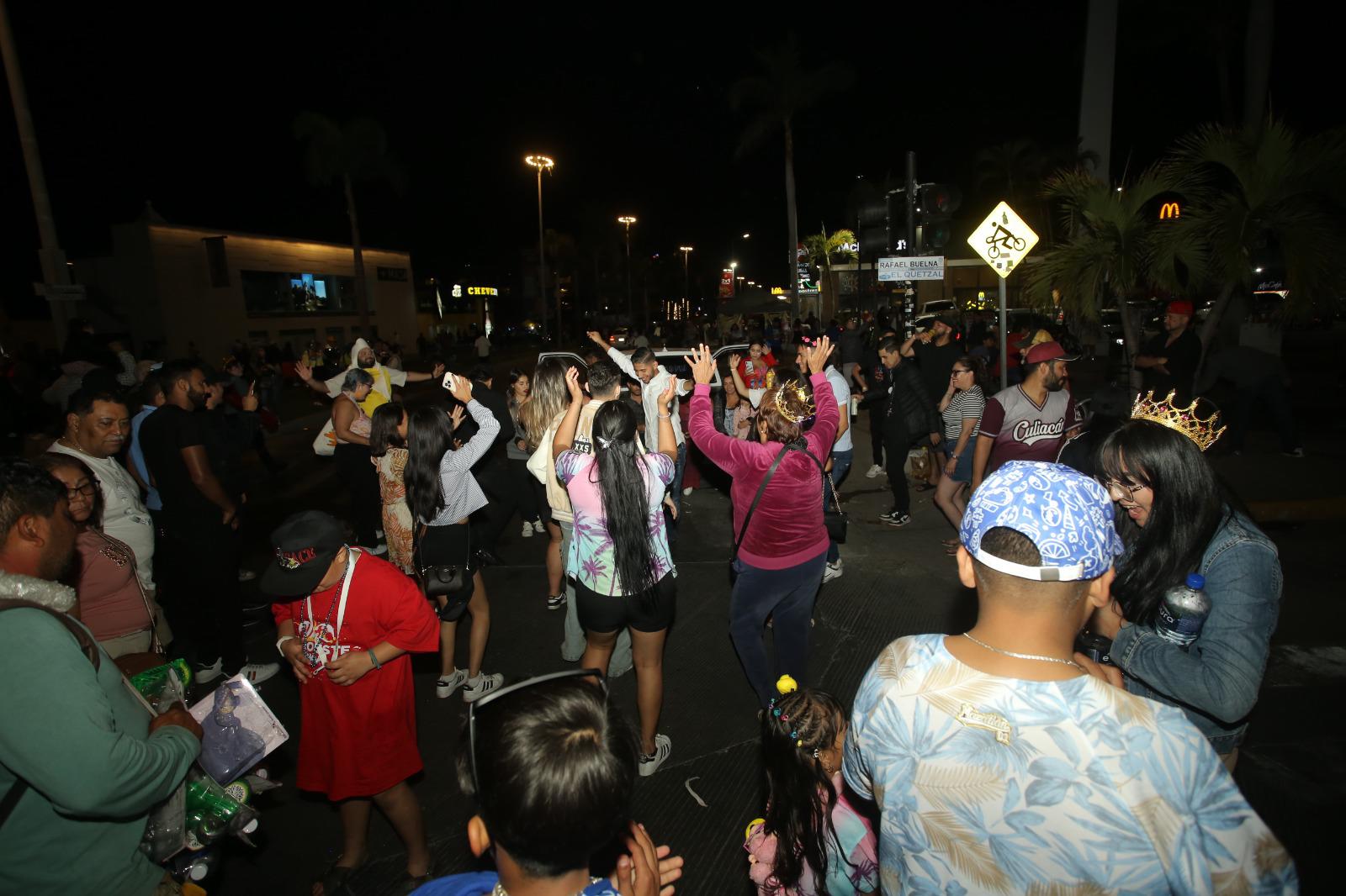 $!Mazatlecos siguen la fiesta en el malecón tras el desfile del Carnaval