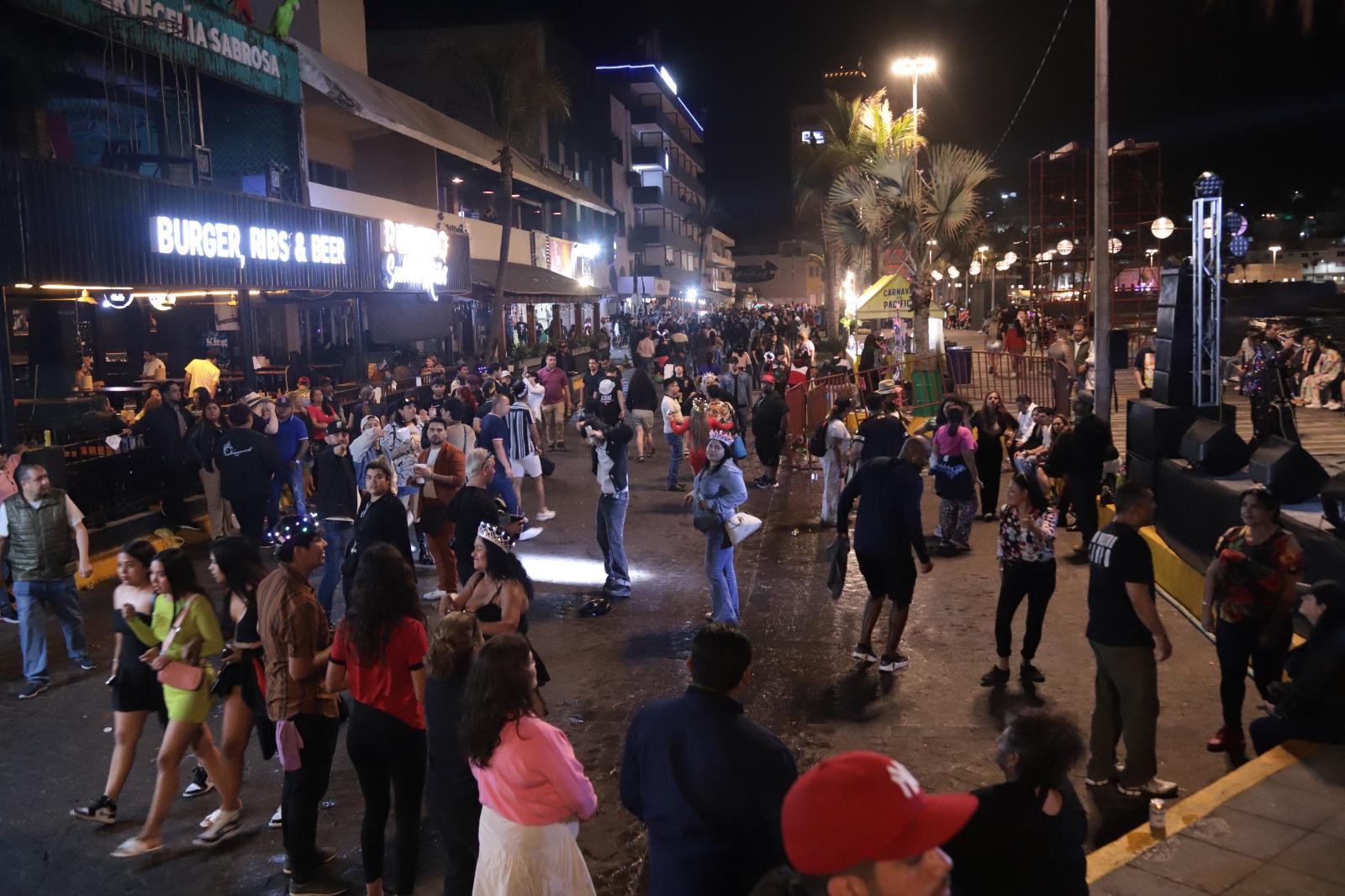 $!Baja afluencia de asistentes a Olas Altas y Plazuela Machado en cuarta noche del Carnaval
