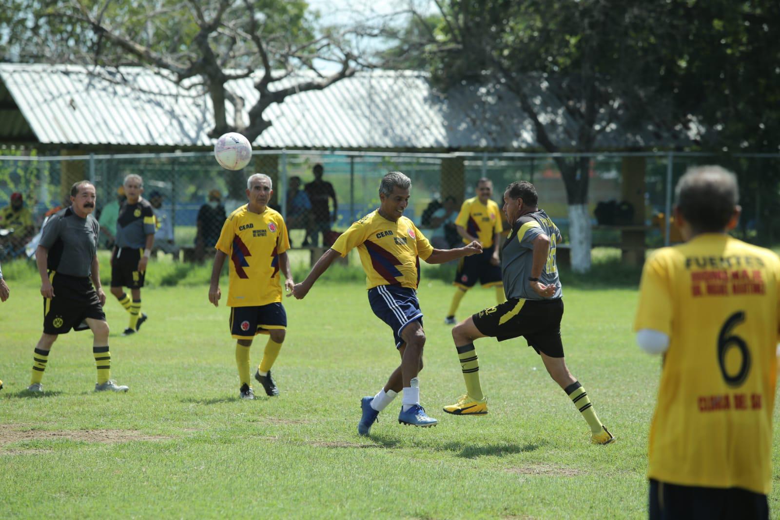 $!Villafuerte muestra su poderío en la Liga de Futbol Veteranos Platino