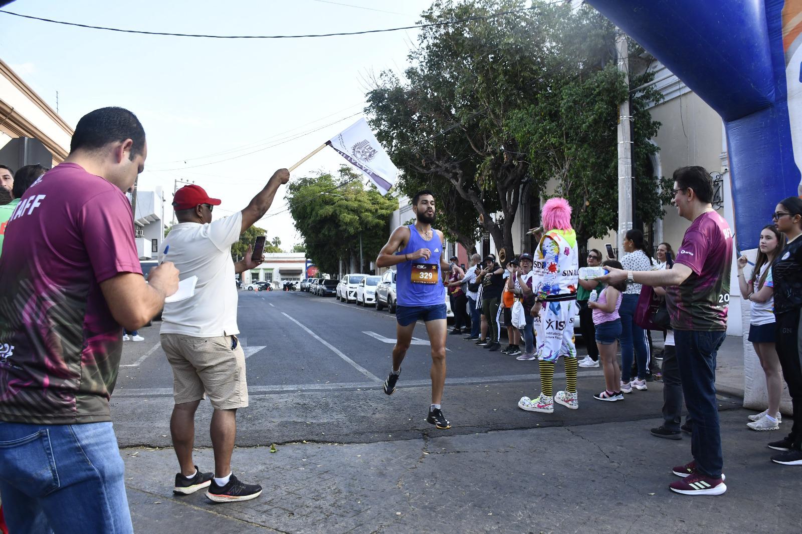 $!Juan Rivera es el campeón absoluto de la Carrera IPN Once K en Culiacán