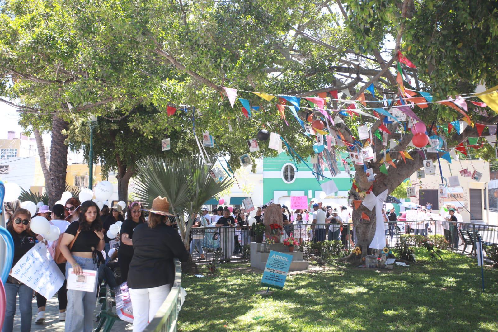$!Marchan en Mazatlán para exigir el regreso de sus desaparecidos
