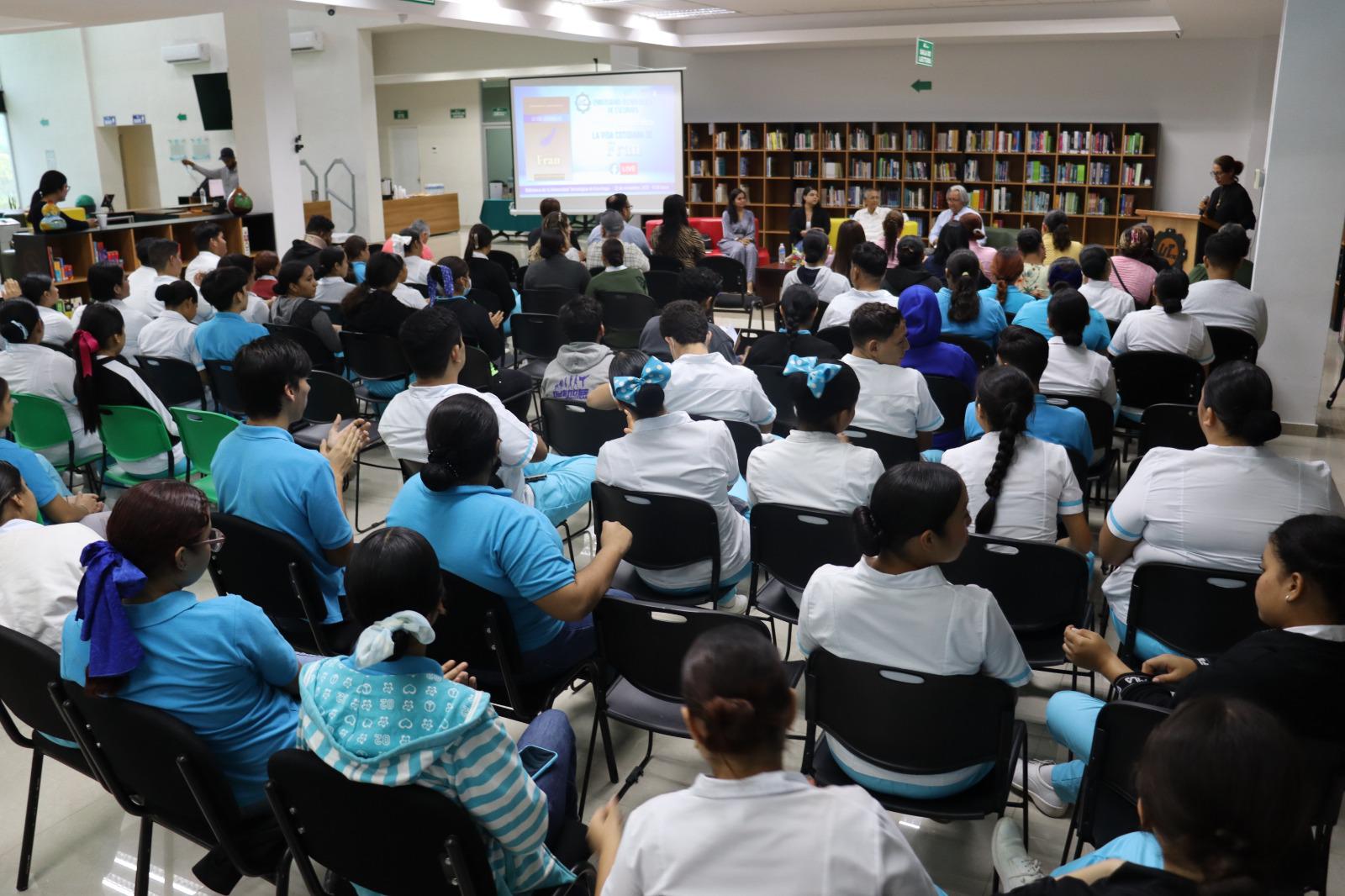 $!Presenta Arturo Santamaría en UTEsc su libro ‘La vida cotidiana de Fran’