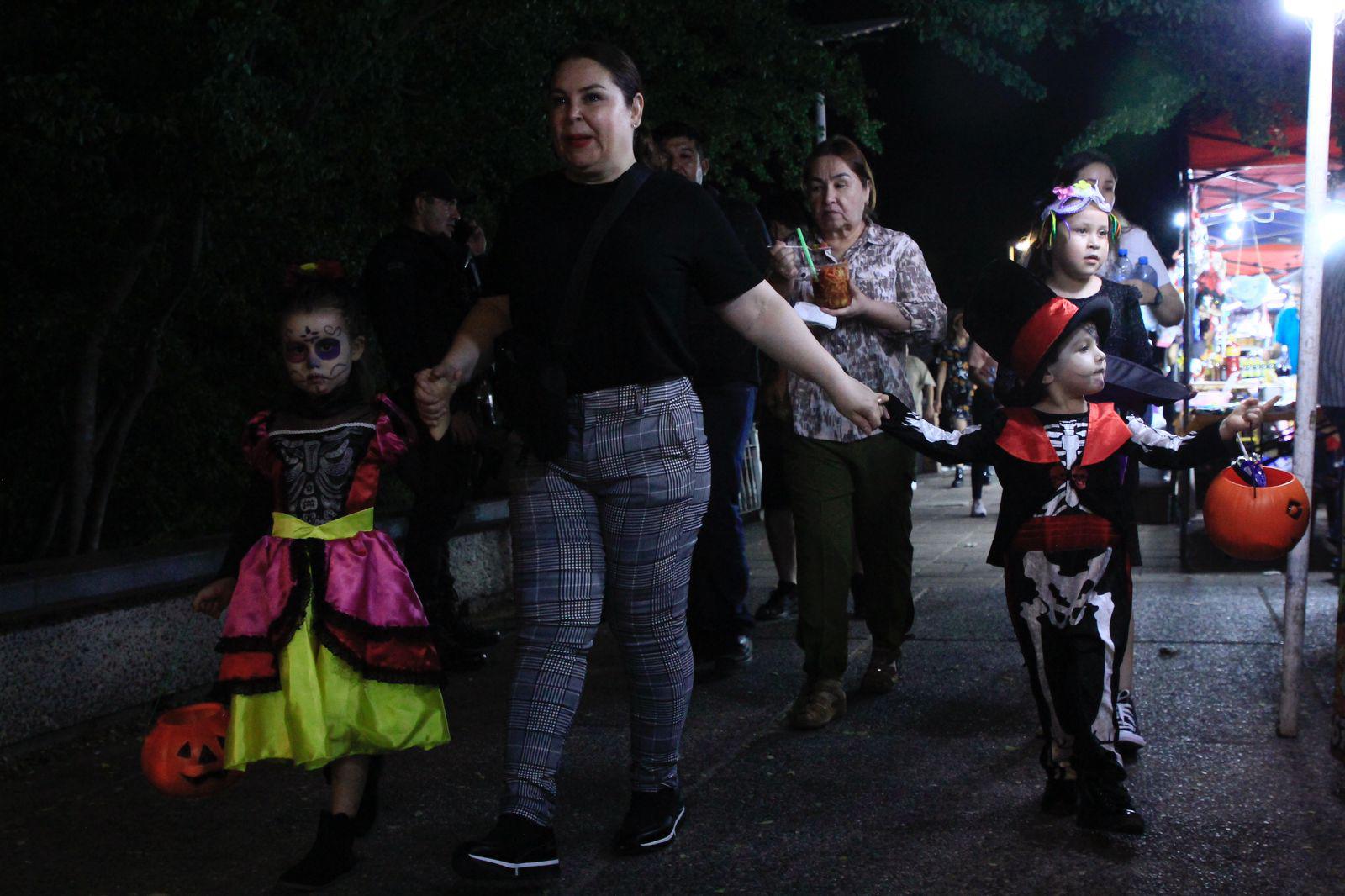 $!#Galería | Salen familias de Culiacán a celebrar la noche de Halloween en avenidas vigiladas