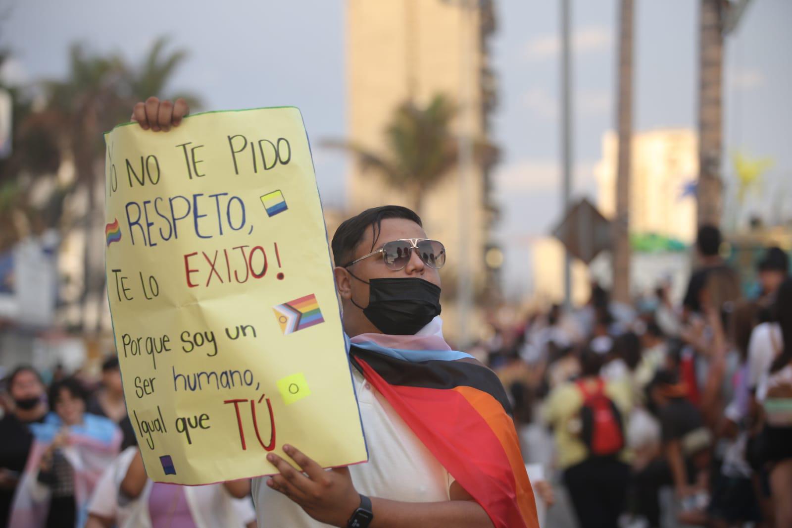 $!En Mazatlán el malecón se vuelve un abanico multicolor con marcha de la diversidad sexual; coronan a Ninel Conde como su Reina