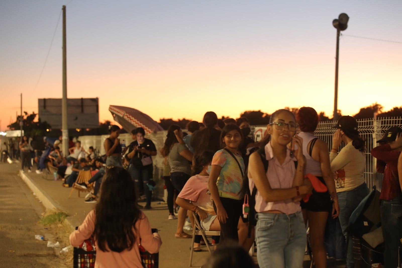 $!Fanáticos hacen largas filas para boletos del concierto de Kimberly Loaiza y Juan de Dios Pantoja