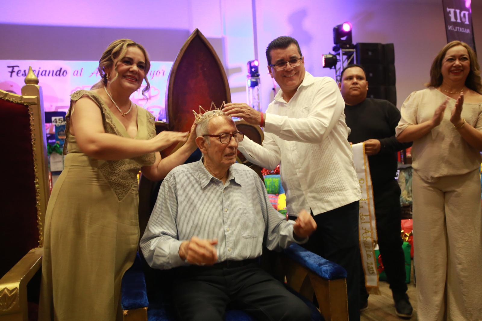 $!En medio de rifa, festejan al Adulto Mayor del DIF Mazatlán