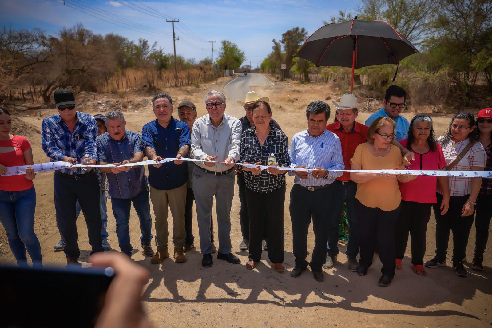 $!Inaugura Rocha Moya carretera que conecta poblados en Mocorito