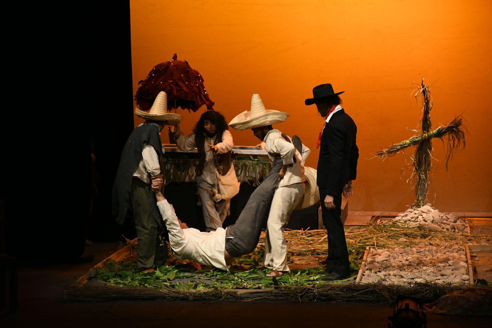 $!Doce actores en escena dieron vida a más de 30 personajes.