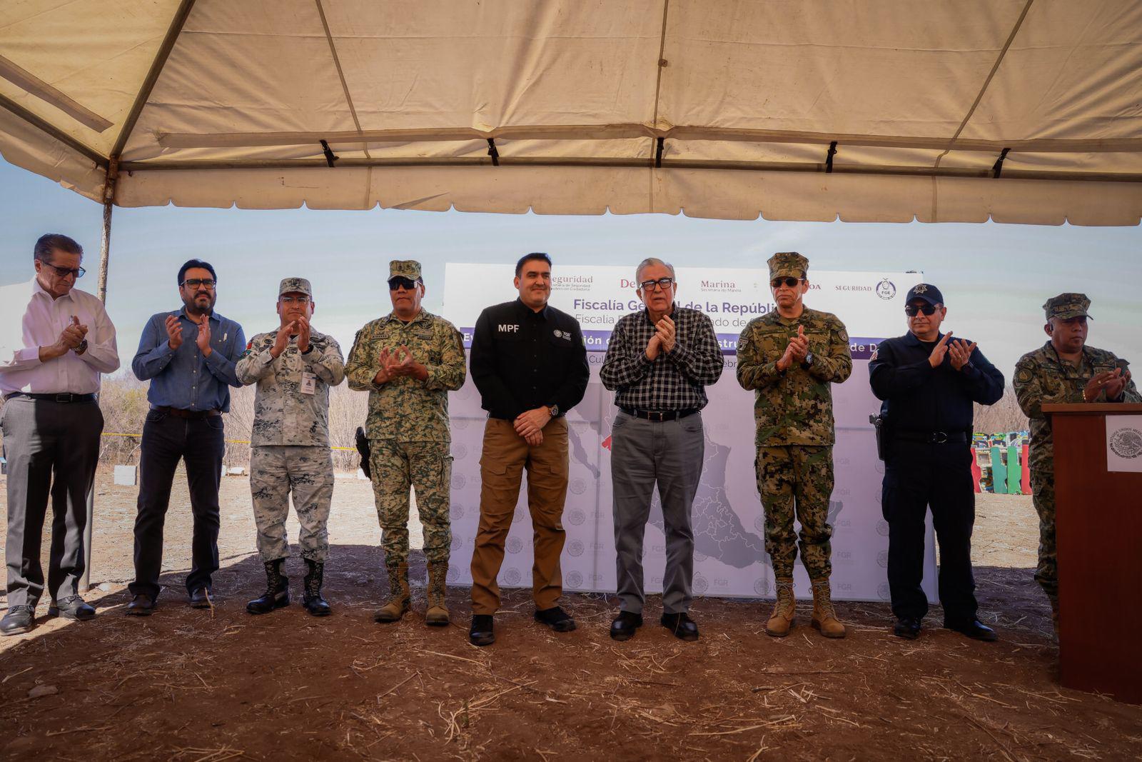 $!FGR incinera 2 toneladas de droga y objetos del delito; Gobernador de Sinaloa acude a la destrucción