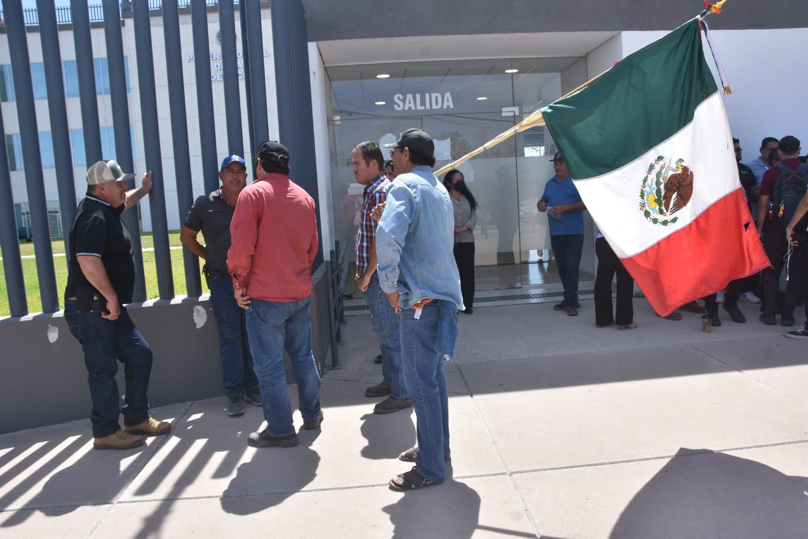 $!El líder agrícola Baltazar Valdez ya fue puesto ante un Juez federal
