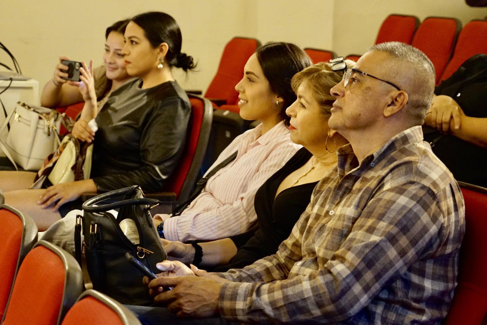 $!El público escuchó atento a la creadora.