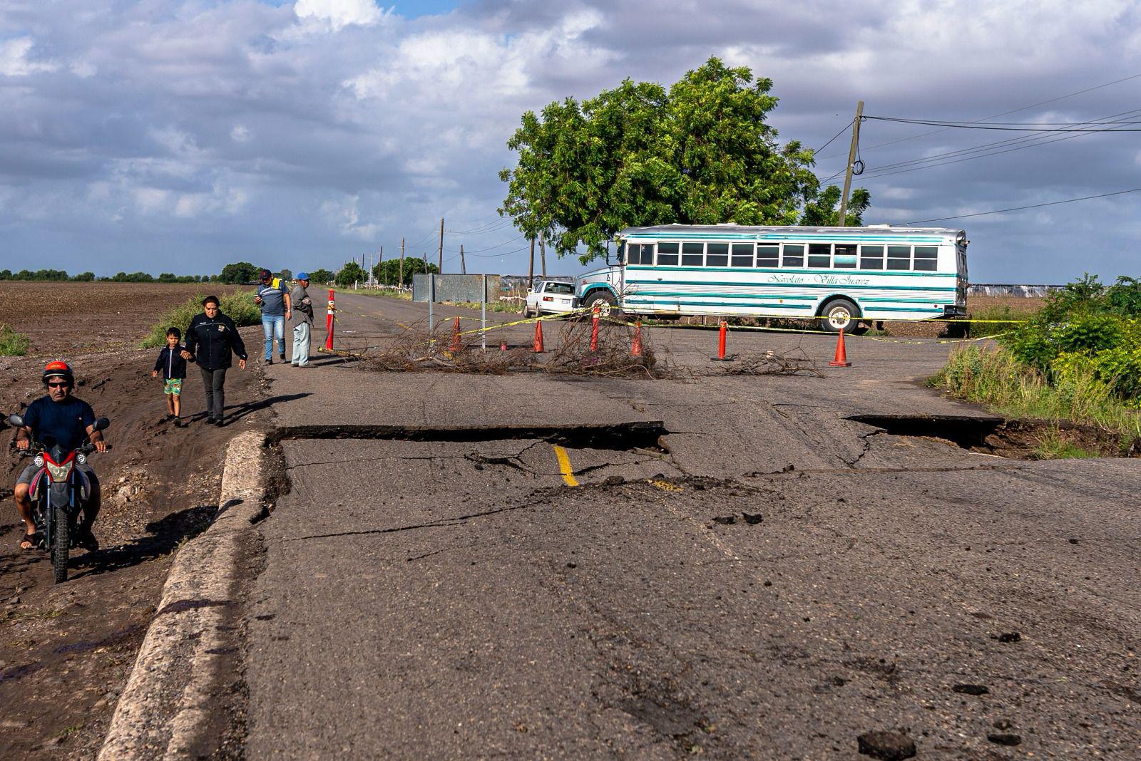 $!Gobierno de Sinaloa supervisa daños en carreteras y vialidades por ‘Norma’