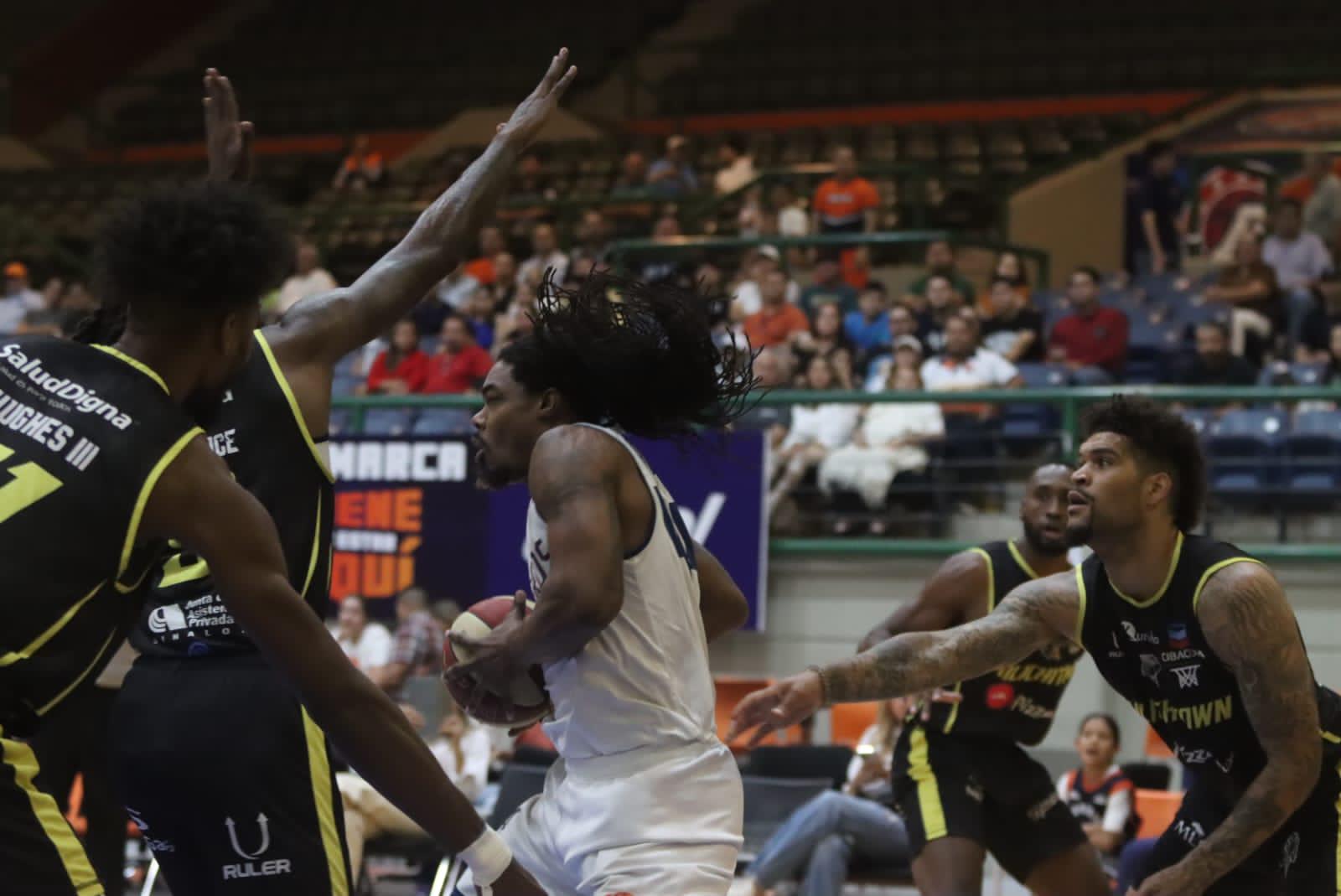 $!Caballeros de Culiacán toma de nuevo la ventaja en el playoffs ante Pioneros de Los Mochis