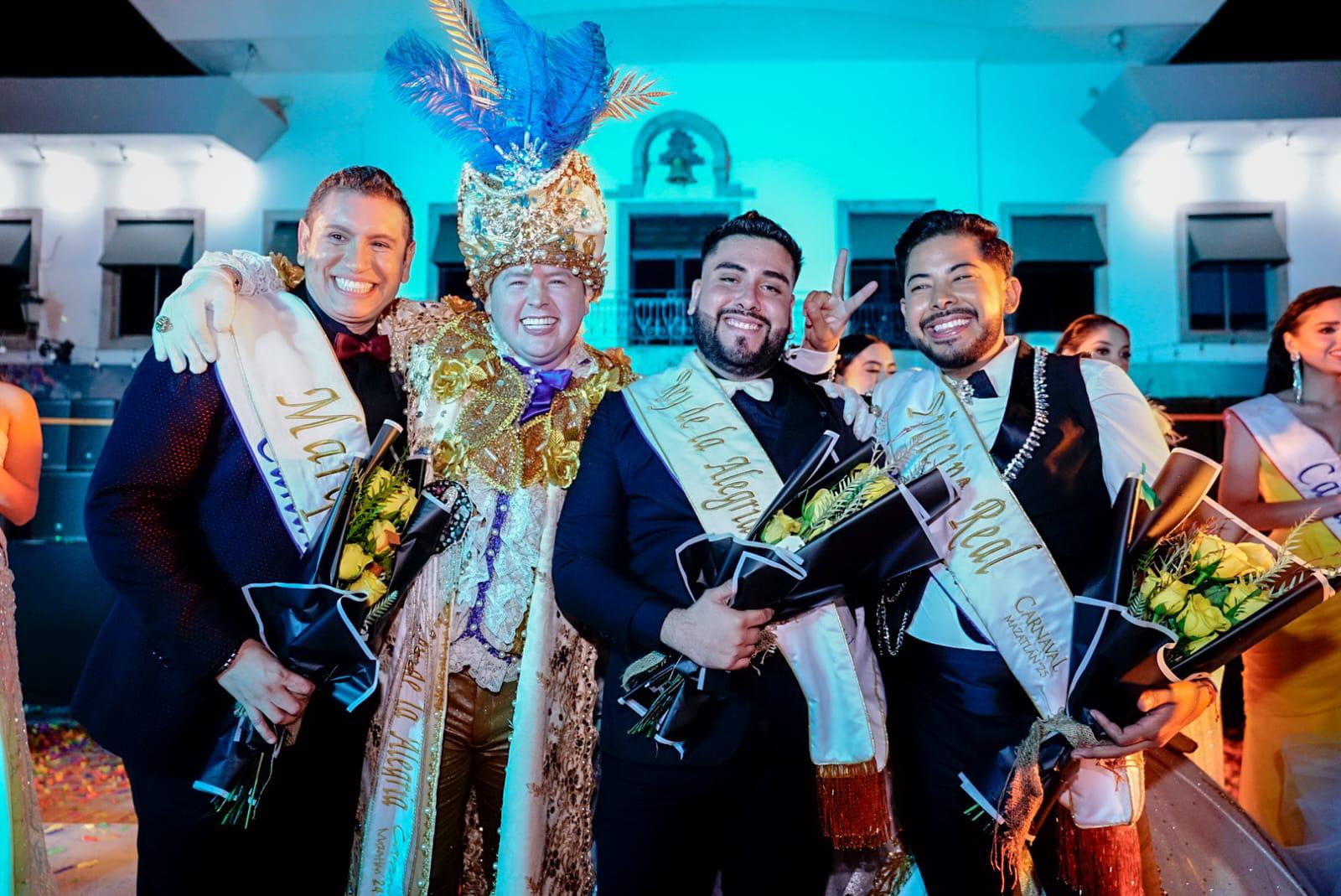 $!Héctor Limón, Rey de la Alegría del Carnaval de Mazatlán 2024, entre Roberto Castro, Brayan Gamboa y Sergio Tirado, Marqués Real, Rey de la Alegría y Príncipe Real del Carnaval de Mazatlán 2025, respectivamente.