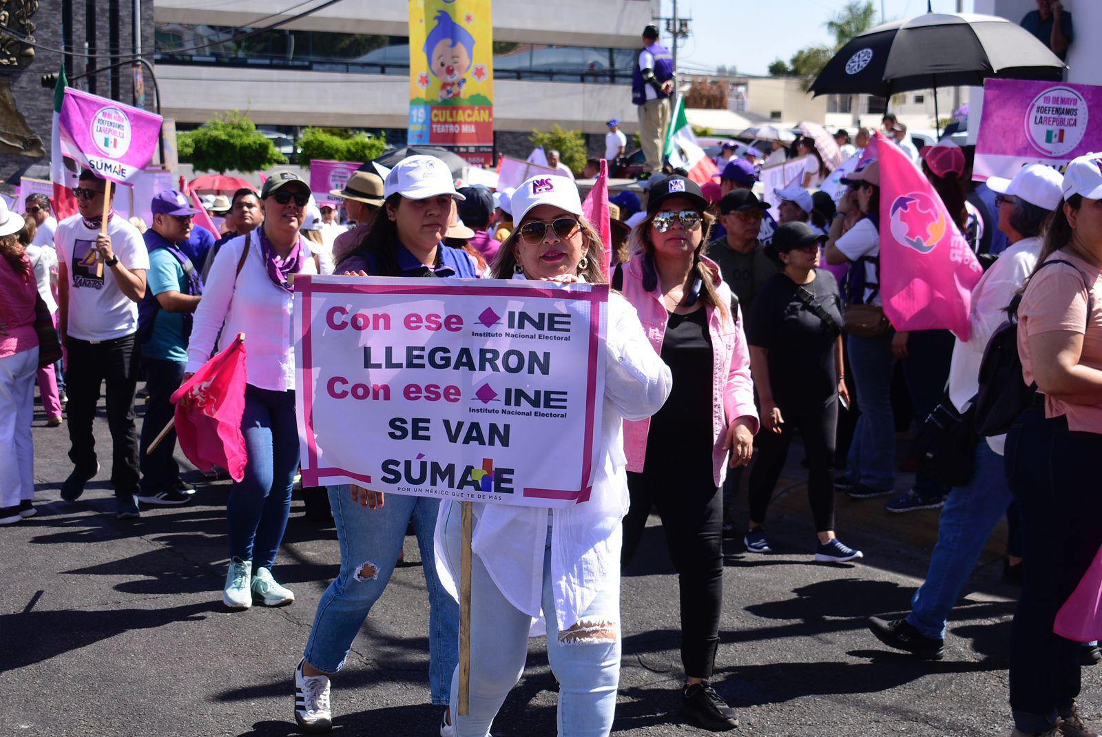 $!La ‘Marea Rosa’ marcha sobre la avenida Álvaro Obregón en Culiacán