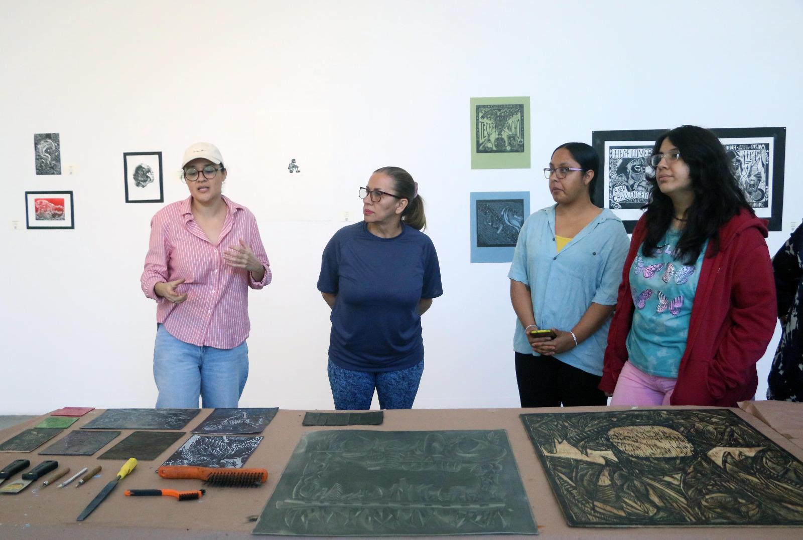 $!La artista explicó algunas de las técnicas del grabado.