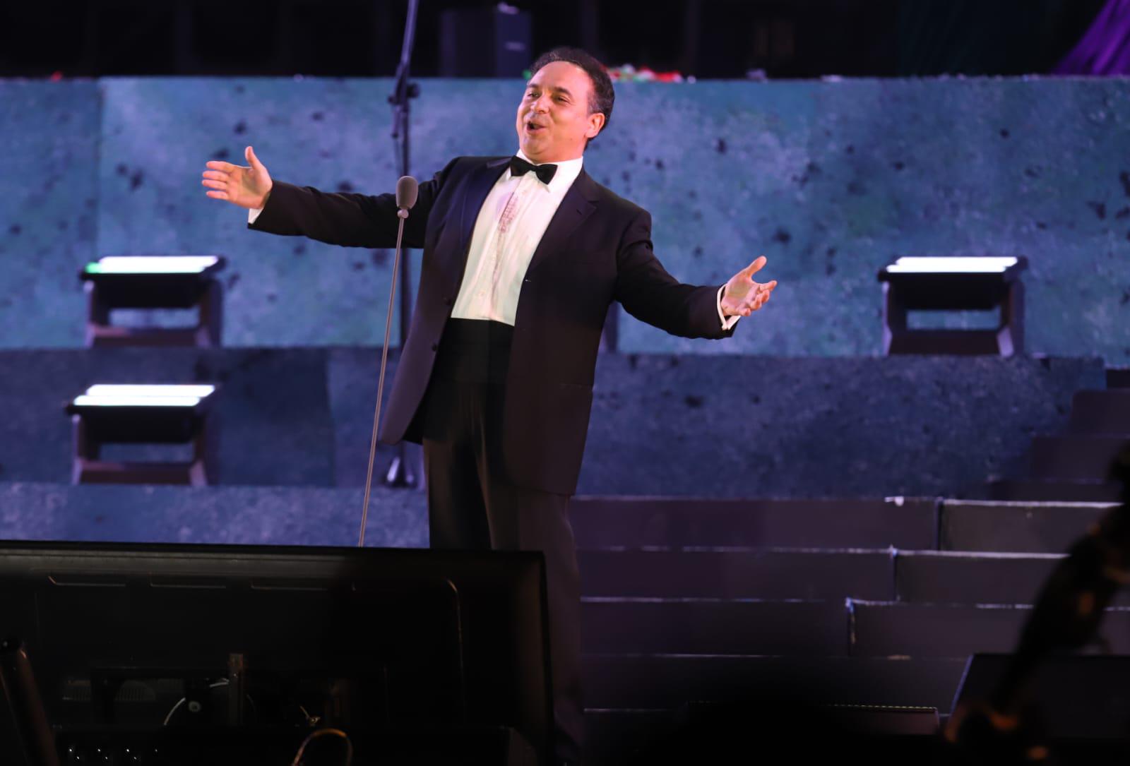 $!Plácido Domingo cautiva en el centenario de los Juegos Florales del Carnaval de Mazatlán