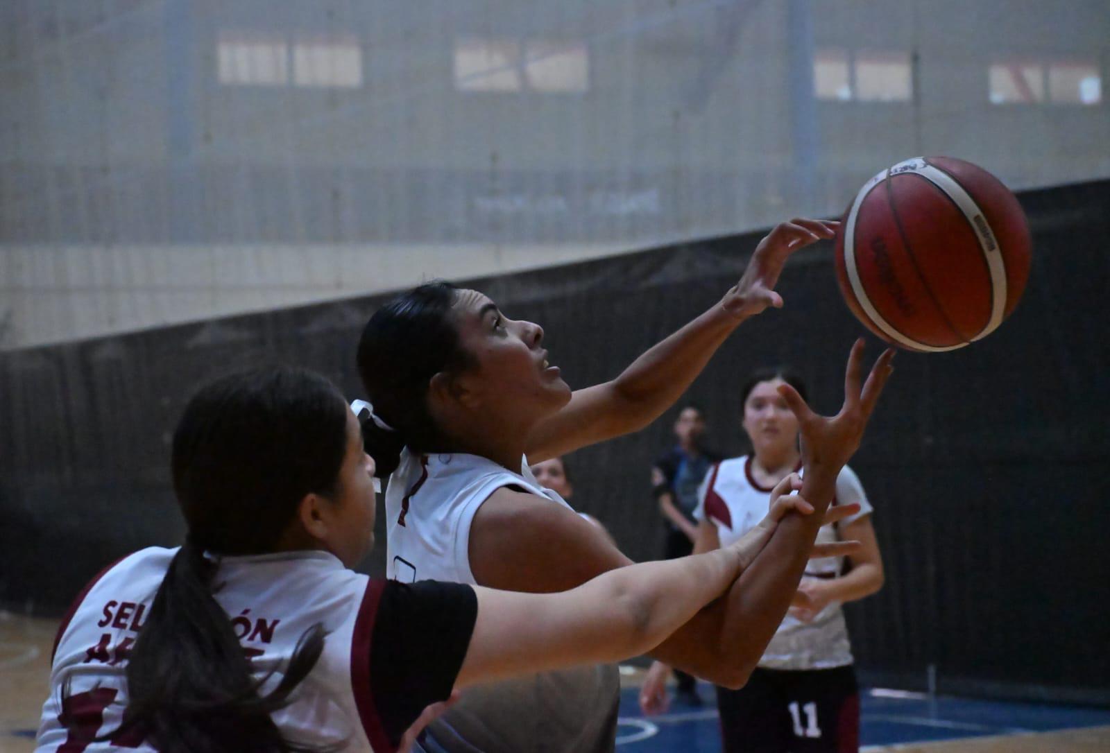 $!Divide Selección Mazatlán triunfos con Ahome, en el estatal de baloncesto